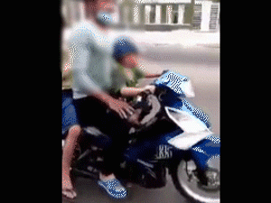 Video: Con 4 tuổi vít ga vèo vèo, hành xử 'hồn nhiên' của ông bố ngồi sau mới đáng trách