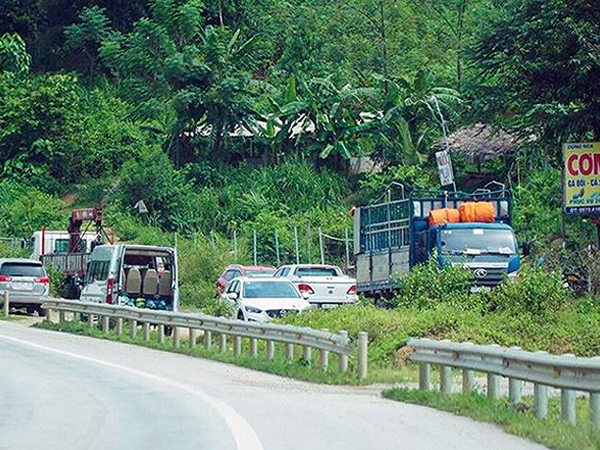 Xe dù, bến cóc 'đại náo' cao tốc hiện đại nhất Việt Nam