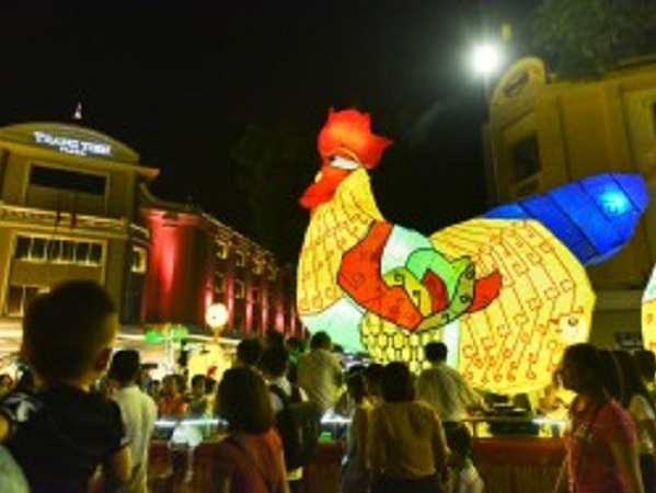 'Đêm rằm xuống phố'