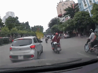 Hà Nội: Ô tô tự dưng tông ngã 2 người đi xe máy rồi phóng mất dạng giữa phố đông