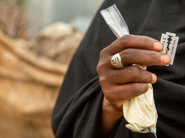Hai bé gái Somalia chết vì hủ tục cắt âm hộ