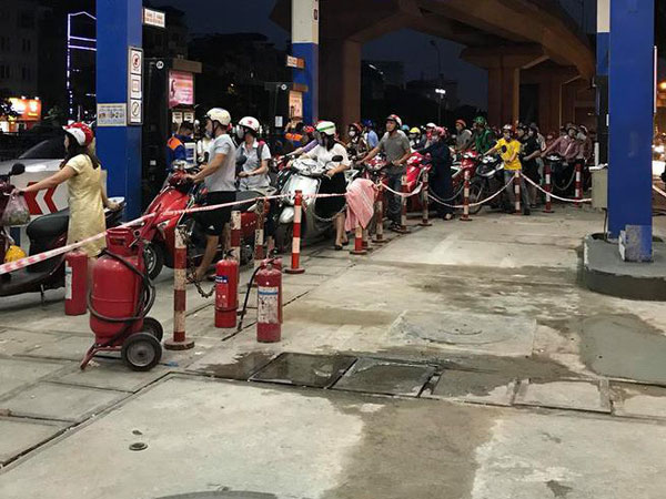 Người phụ nữ xô biển chen ngang đổ xăng, câu nói kèm theo khiến tất cả phẫn nộ
