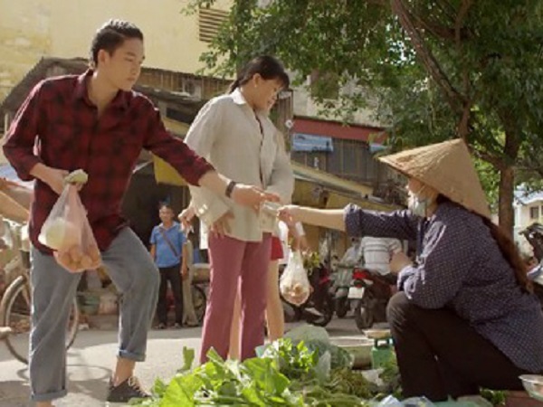 Phim Yêu Thì Ghét Thôi tập 6: Làm shipper không thành, Du bị cô bán rau chê ăn bám vợ