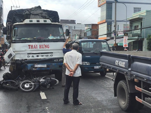 Tai nạn kinh hoàng: Xe tải lùa 8 xe máy trong tiếng la hét thất thanh