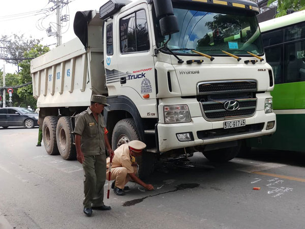Va chạm với xe ben, cụ ông bị bánh xe cán qua người tử vong ở Sài Gòn