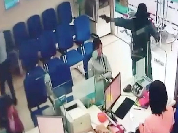 Video: Camera ghi cảnh vụ cướp ở ngân hàng trong hơn 2 phút