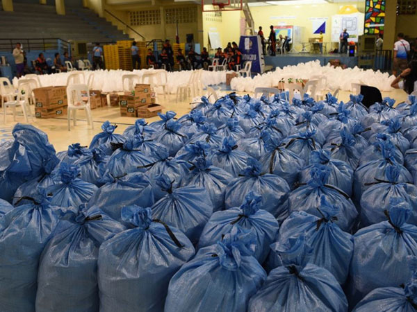 Bão Mangkhut đổ bộ, Philippines gom gạo nhập trái phép để viện trợ