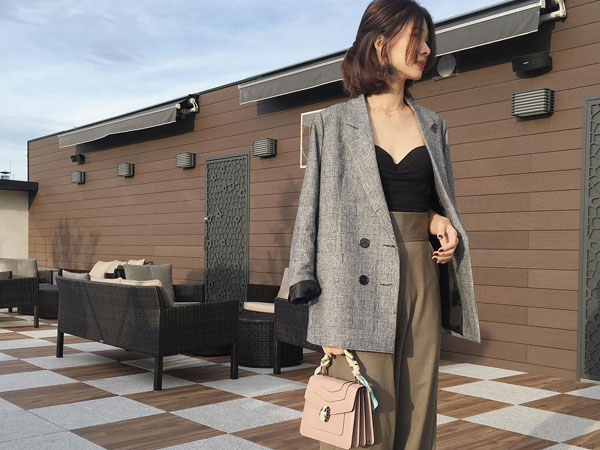 Blazer kẻ - chiếc áo cứ thu đến lại gây sốt và tủ đồ của các nàng sao có thể trọn vẹn nếu thiếu đi thiết kế này