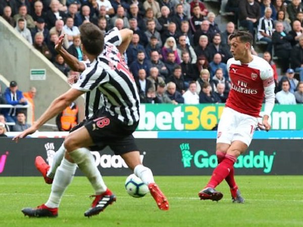 Đập tan chỉ trích, Ozil bừng sáng trong trận thứ 200 cho Arsenal