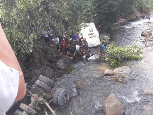 Xe bồn chạy trên 100 km/h trước khi tông ôtô khách làm 13 người chết