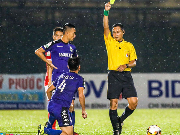 Pha 'bẻ còi' của trọng tài Trần Văn Lập nằm ngoài sách luật