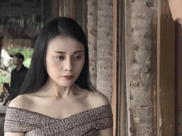Lão Cấn gây sốc khi chạm tay vào ngực Quỳnh Búp Bê và khuyên: 'Không mặc gì bên trong thì khách nó mới thích!'