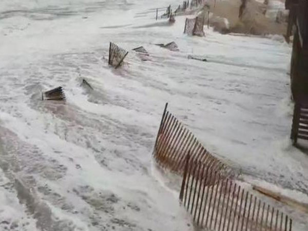 Sự tàn phá của siêu bão Florence khi đổ bộ vào Mỹ