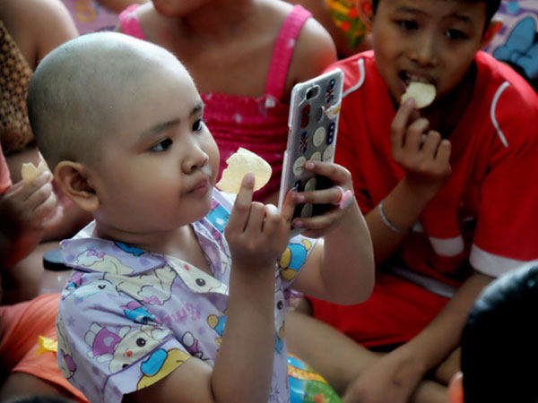 Tâm sự quặn lòng của người mẹ một mình chăm con ung thư vòm họng: “Bé mới đón trung thu lần đầu trong viện, không biết còn có lần sau”