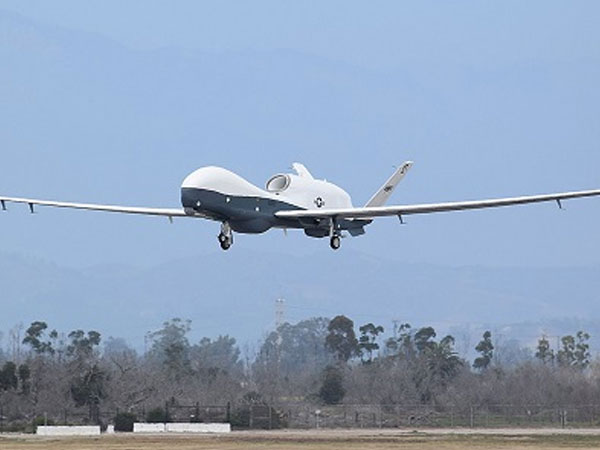 UAV trăm triệu USD Mỹ mài bụng trên đường băng