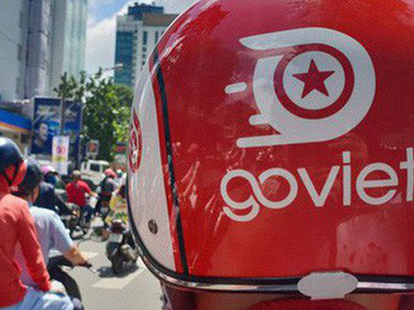 Va quệt nhỏ trên đường, thanh niên mặc áo Go-Viet dùng dao đâm người ngã gục ở trung tâm Sài Gòn