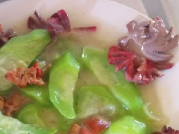Vừa đẻ xong, nàng dâu được mẹ chồng đãi ngay món mướp xào mề gà tái đỏ, hội chị em khắp nơi 'dậy sóng'