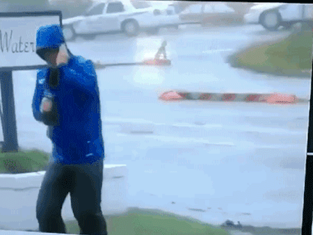 Cảnh tượng hài hước giữa bão Florence: Phóng viên 'diễn sâu' khi đưa tin, vô tình bị người đi đường lật tẩy