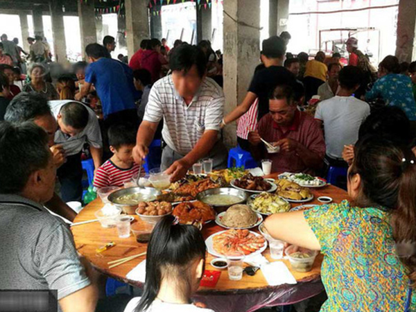 Đi ăn cỗ giỗ tổ gặp người yêu ngồi mâm bên, chàng trai tá hỏa sợ không đến được với nhau vì… có họ