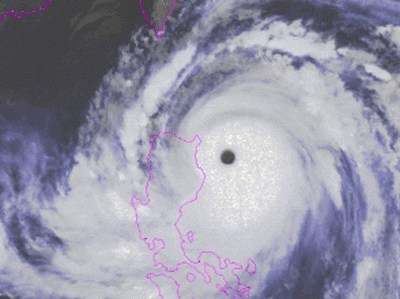 Hoàn lưu khổng lồ của bão Mangkhut và Florence nhìn từ không trung