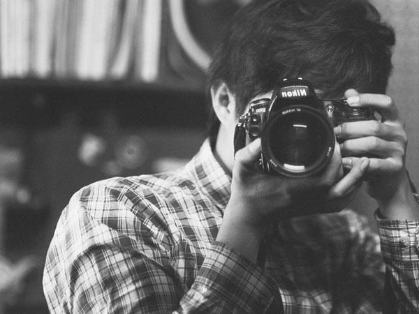 Một nhiếp ảnh gia tên tuổi bị hàng loạt người mẫu Tây tố làm việc thiếu chuyên nghiệp, gửi clip nhạy cảm để trêu đùa