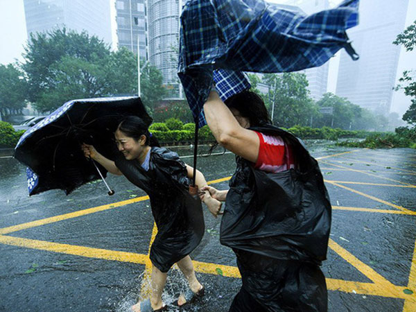 Siêu bão Mangkhut vừa đổ bộ vào tỉnh Quảng Đông, Trung Quốc với sức gió hơn 160 km/h