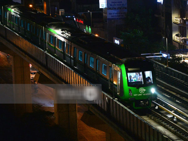 Tàu điện Cát Linh - Hà Đông chạy thử trong tối sau nhiều ngày tạm dừng