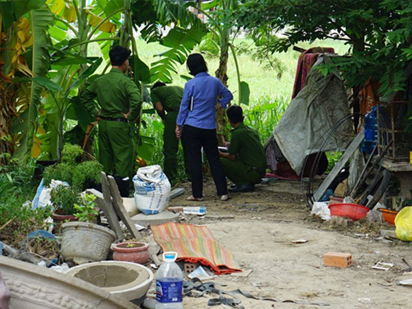 Truy tìm kẻ dìm người phụ nữ lõa thể vào phuy nước