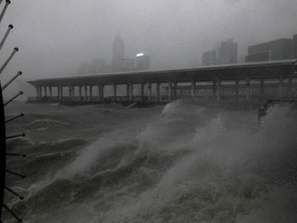 Video: Sóng cao 4 m, gió quật cây nghiêng ngả trong bão Mangkhut ở Hong Kong