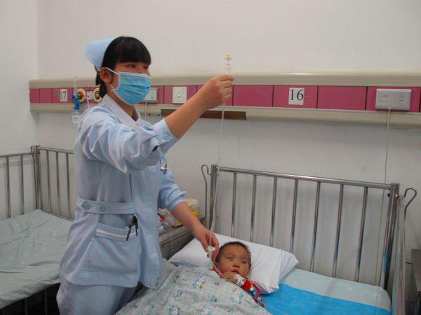 Bé 3 tuổi bị bại não dù tới 3 bệnh viện, cha mẹ cẩn thận với đồ ăn của con