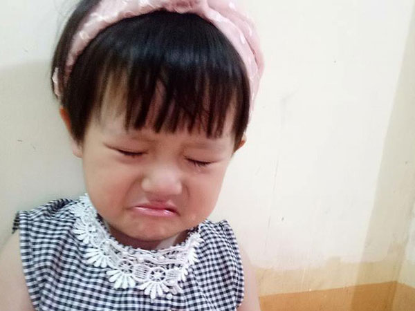 Biểu cảm siêu đáng yêu của cậu bé bị mẹ thợ may bắt làm người mẫu thử váy con gái, ai nhìn thấy cũng vừa thương vừa buồn cười