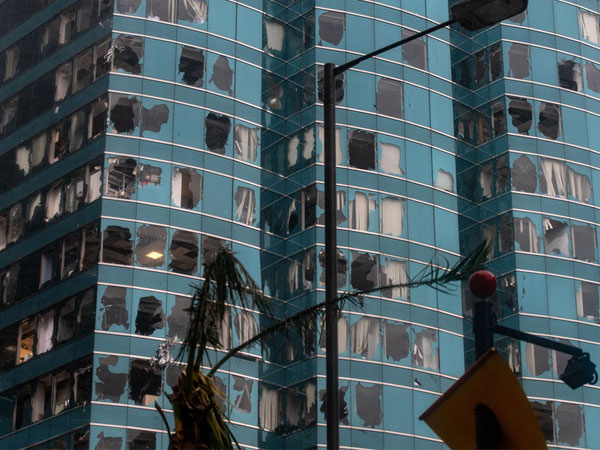 Cửa kính vỡ vụn tại cao ốc Hong Kong sau bão Mangkhut