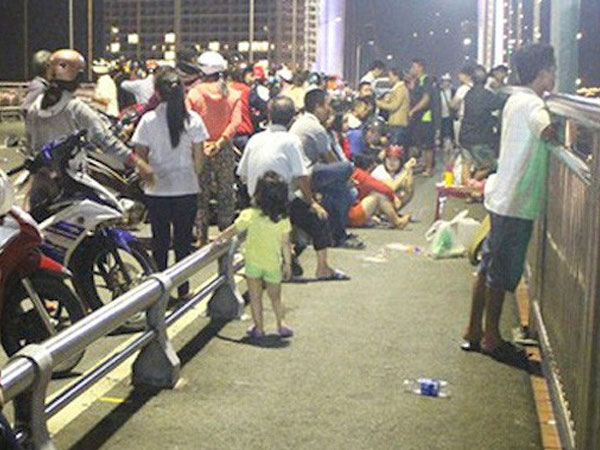 Đi chơi cùng nhóm bạn, cô gái bất ngờ tách ra rồi lao xuống cầu tự tử