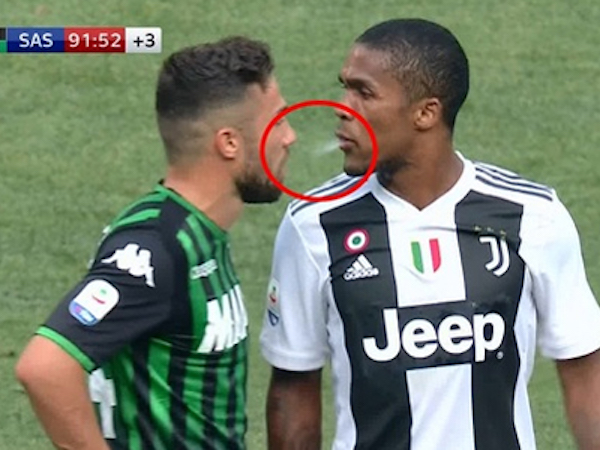 Đồng đội của Ronaldo húc đầu, nhổ nước bọt vào miệng đối thủ