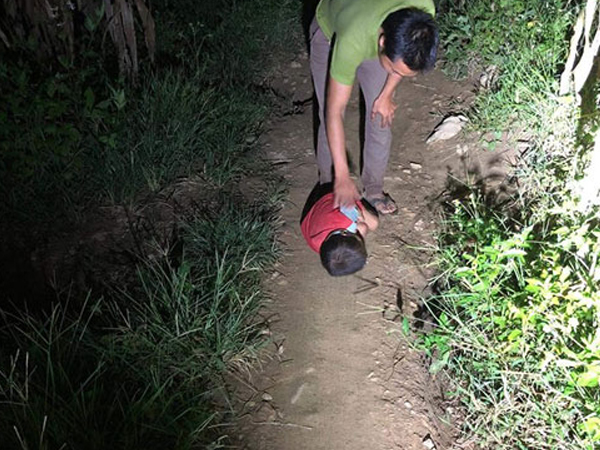 Không còn ngủ ngoài đường, cậu bé Hà Giang khóc nhớ mẹ