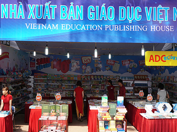 Nhờ độc quyền SGK, lãnh đạo NXB Giáo dục hưởng lương 'khủng' thế nào?