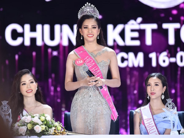 Tân Hoa hậu Trần Tiểu Vy gây cười khi run rẩy trả lời bài phỏng vấn ngắn nhất trong lịch sử họp báo
