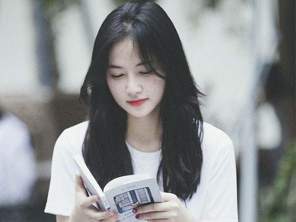 'Thiên thần đọc sách' của ĐH Công đoàn dù để mặt mộc vẫn được dân mạng sắc phong 'mỹ nhân vạn người mê'
