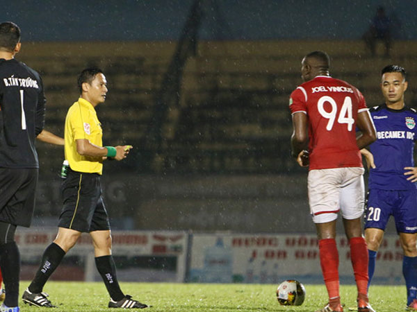 Trọng tài Trần Văn Lập bị đình chỉ công tác ở V.League 2018