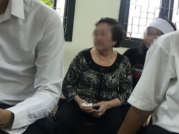 Xét xử vụ nam sinh sát hại thiếu phụ ở chung cư cao cấp: Người thân mang di ảnh đến tòa, mẹ nạn nhân khóc ngất gọi tên con