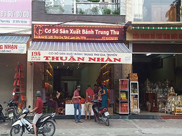6 kẻ bịt mặt chém gục người đàn ông trước tiệm bánh trung thu