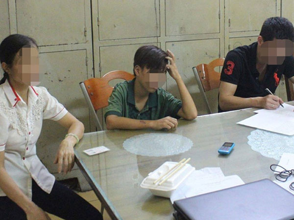 Công an triệu tập 3 người tham gia vụ trói tay, chân bé trai vào gốc cây giữa phố