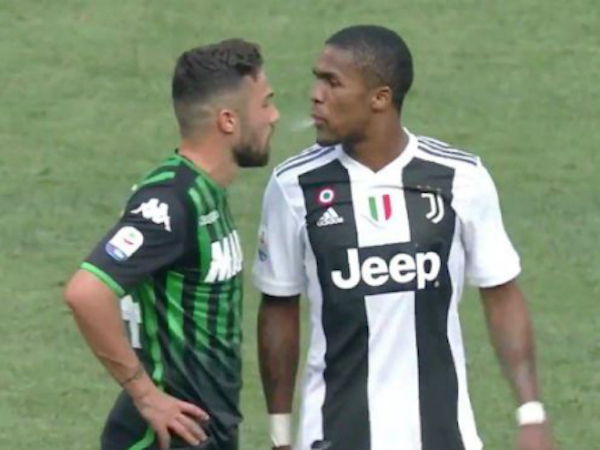 Douglas Costa có thể bị treo giò 10 trận vì nhổ vào đối thủ