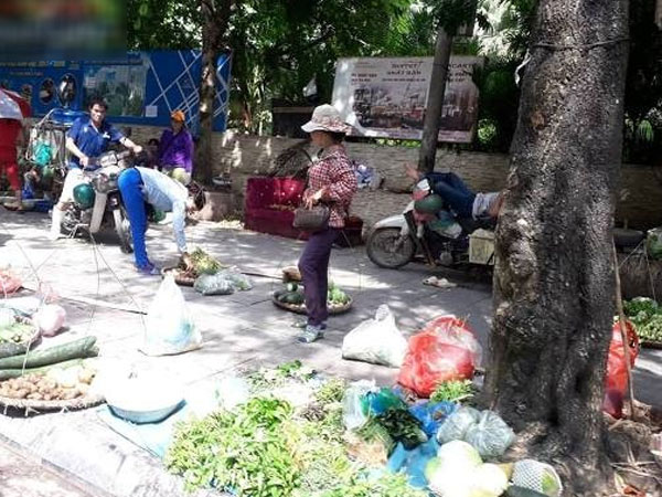 Hà Nội: Đến bao giờ 'chợ tự phát' trên đường Nguyễn Thị Thập mới được dẹp bỏ?