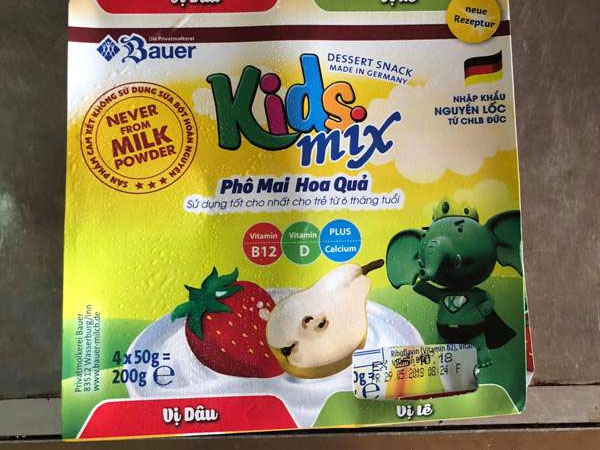 Hà Nội: 'Tá hỏa' khi phát hiện trong hộp phô mai hoa quả Kids mix có dị vật