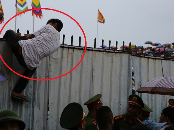 La hét, bật khóc ở hội chọi trâu, công an phải 'nhảy ra phía ngoài để tăng cường giữ cửa'