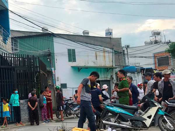 TP.HCM: Con gái ngã quỵ khi thấy mẹ chết cạnh vũng máu, bố thoi thóp đầy vết thương trên người