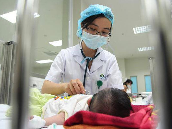 Tự ý uống kháng sinh, truyền dịch khi bị sốt virus, bác sĩ cảnh báo: Sai lầm tai hại!