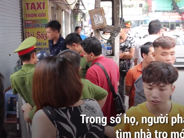Video: Nhiều người hảo tâm tới giúp đỡ thân nhân bệnh nhi sau vụ cháy