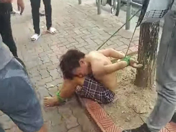 Xôn xao vụ thiếu niên cởi trần bị trói 2 tay, 2 chân vào cây
